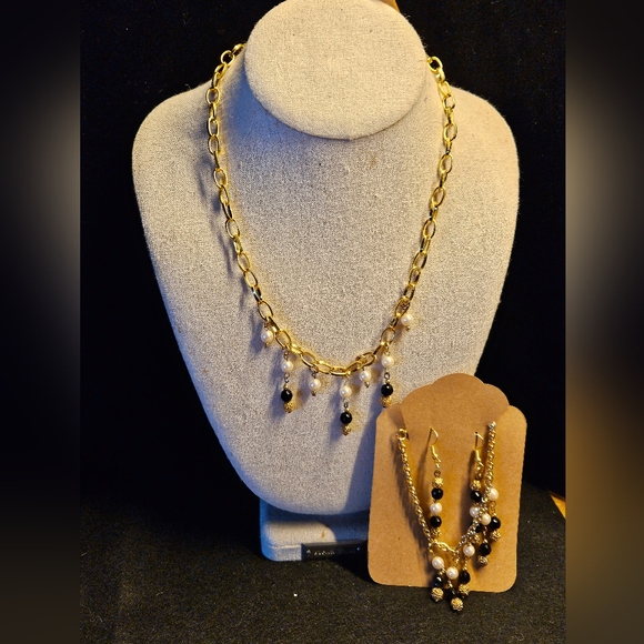 Handmade by me. Necklace earrings and bracelet set. Gild tone. Onyx and pearl. - Picture 1 of 6